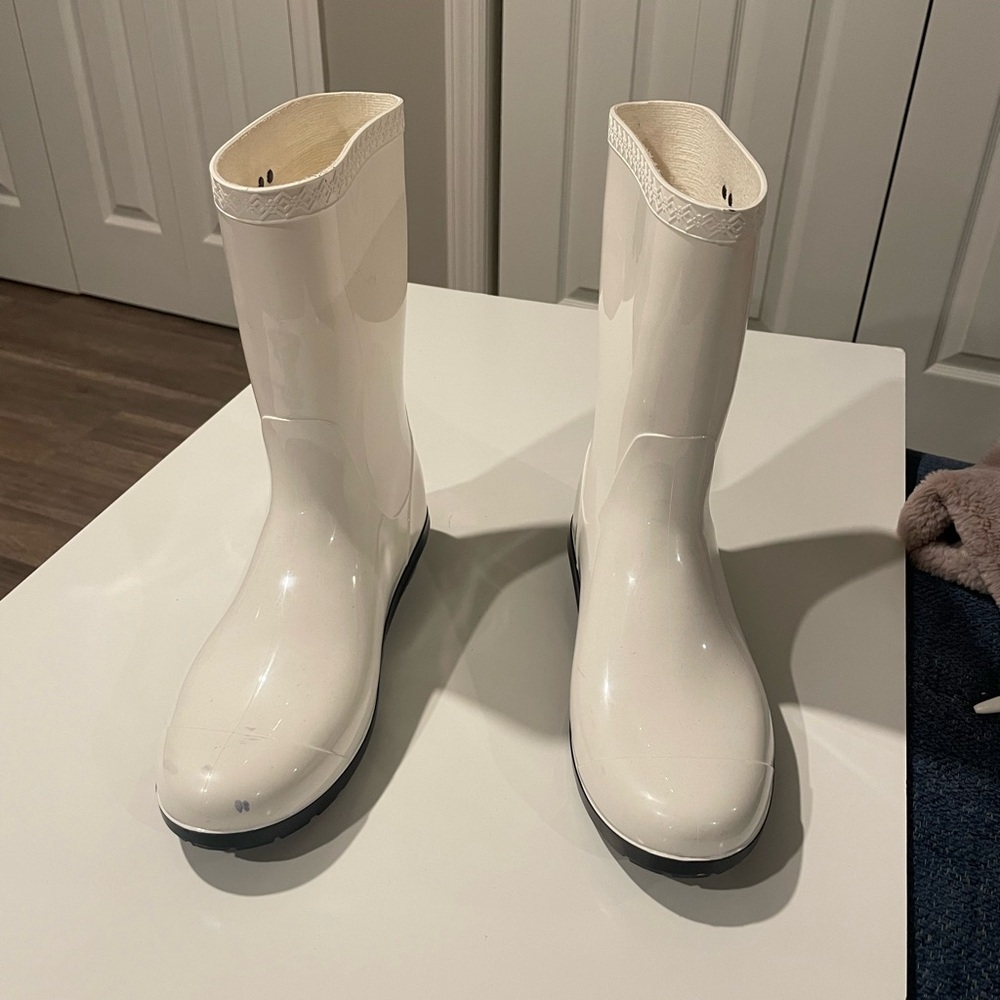 White Ugg rain/snow boots